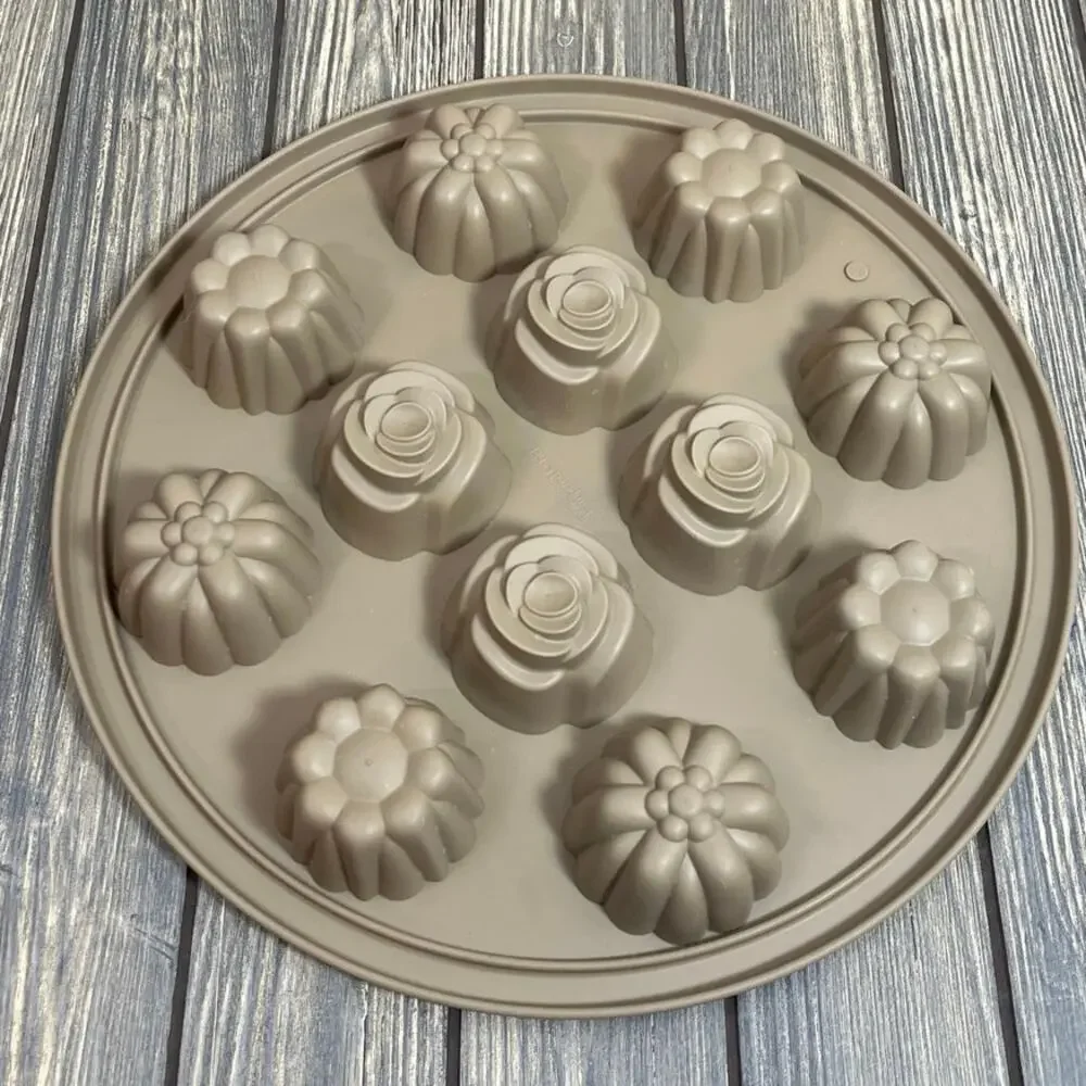 Pampered‎ Chef 1613 Silicone Bakeware Floral Cupcake Pan Muffin 12 Cup Rigid